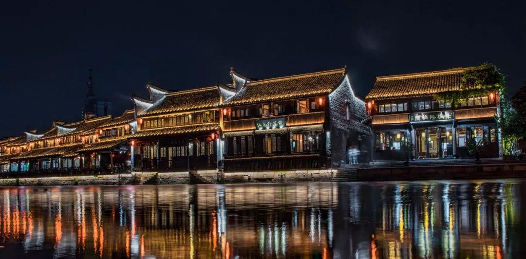 请教大神，怎么使每行数学相加都等于15？